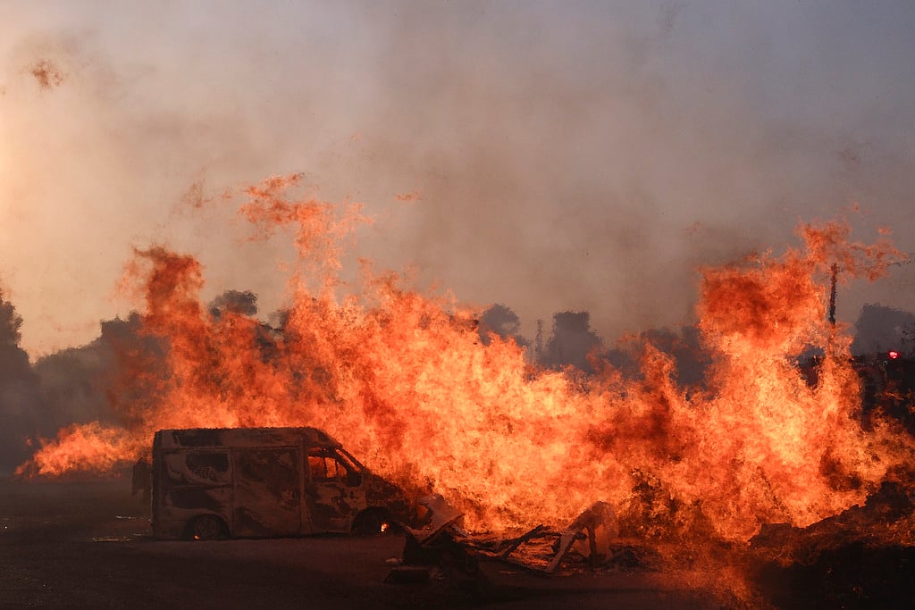 | Photo: AP : Thousands Evacuated From Athens After Flames Reach 80ft